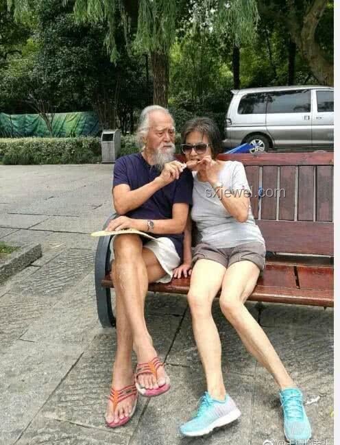 76岁大爷健身42年：妻子支持下的坚持之旅